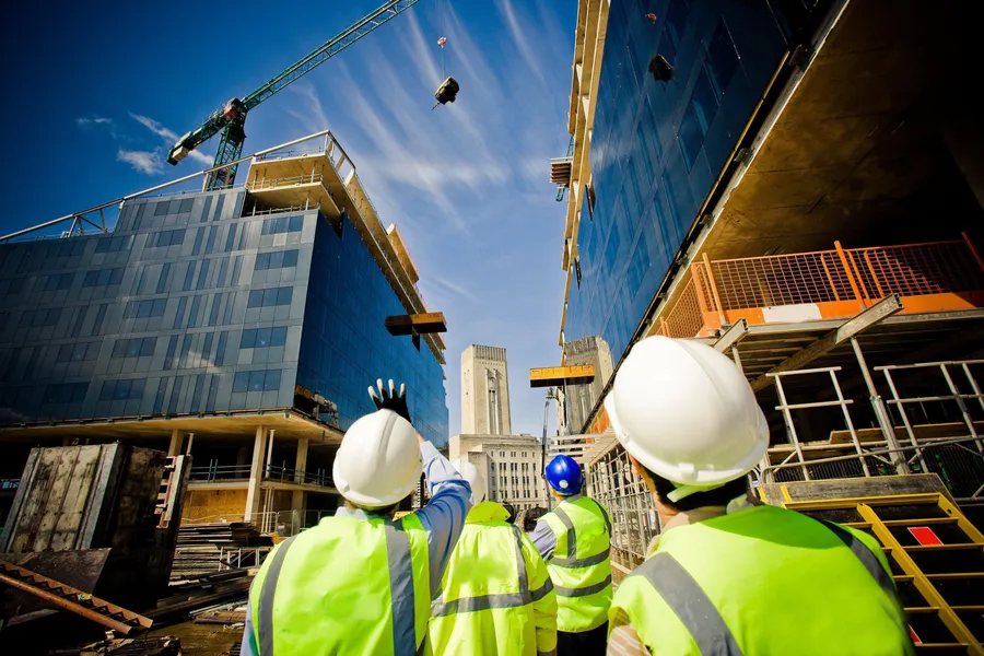 construction-workers-looking-up-at-crane-8yehx0ze4t4tno03